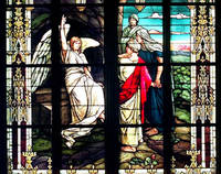 Das Osterfenster: Der Engel verkündet die Auferstehung.